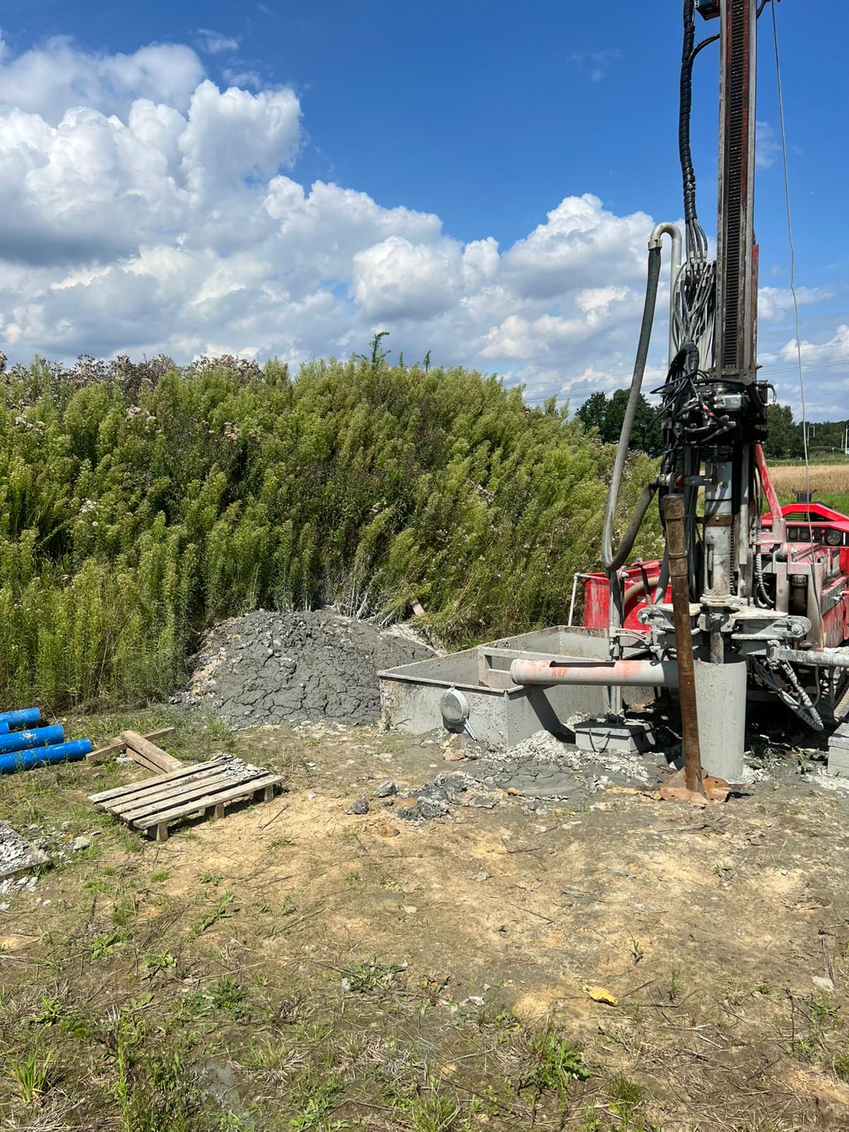 Odwiert z rurami PVC i urobkiem geologicznym